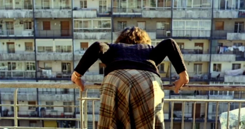 Crítica de ¿Qué he hecho yo para merecer esto? (1984): el drama gris de Pedro Almodóvar