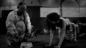 Protagonista torturando en El ciempiés humano 2