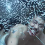 Protagonista luchando por su vida en El ciempiés humano