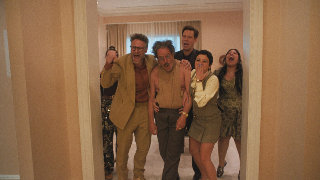 El equipo de "The studio" durante la fiesta del capítulo 9 de la serie