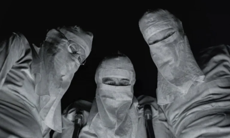 Johnny cogió su fusil (1971) es dura y cruda