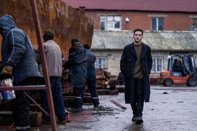 Rami Malek en una escena de tensión en Amateur (2025), thriller de espionaje ambientado en escenarios urbanos oscuros.