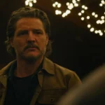 Joel, personaje principal de The Last of Us temporada 2, con expresión seria en un paisaje post-apocalíptico.